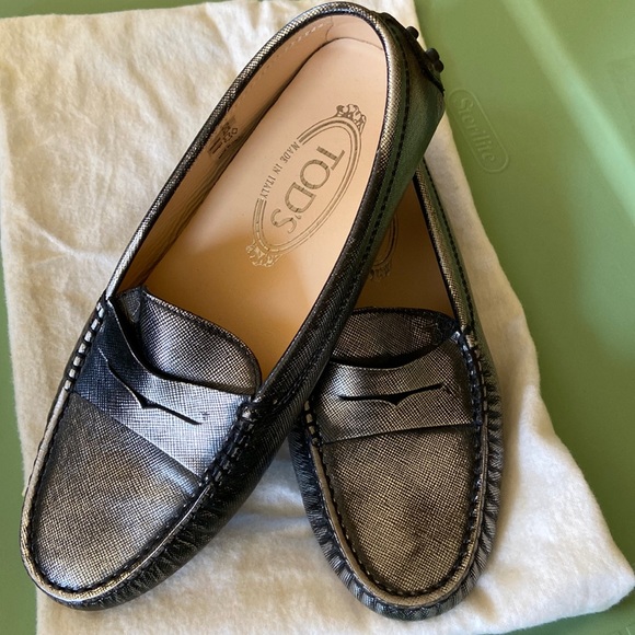 Women’s New Years shoe! PRISTINE deep silver TODS driving shoe. - Picture 1 of 7